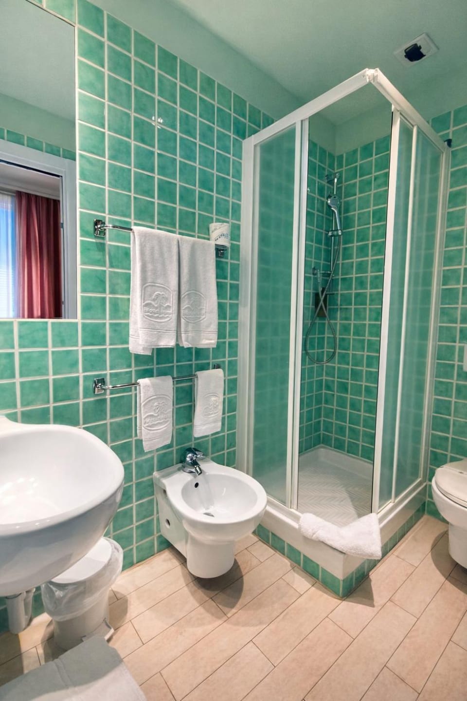 Shower, Toilet, Bathroom, bidet, towels