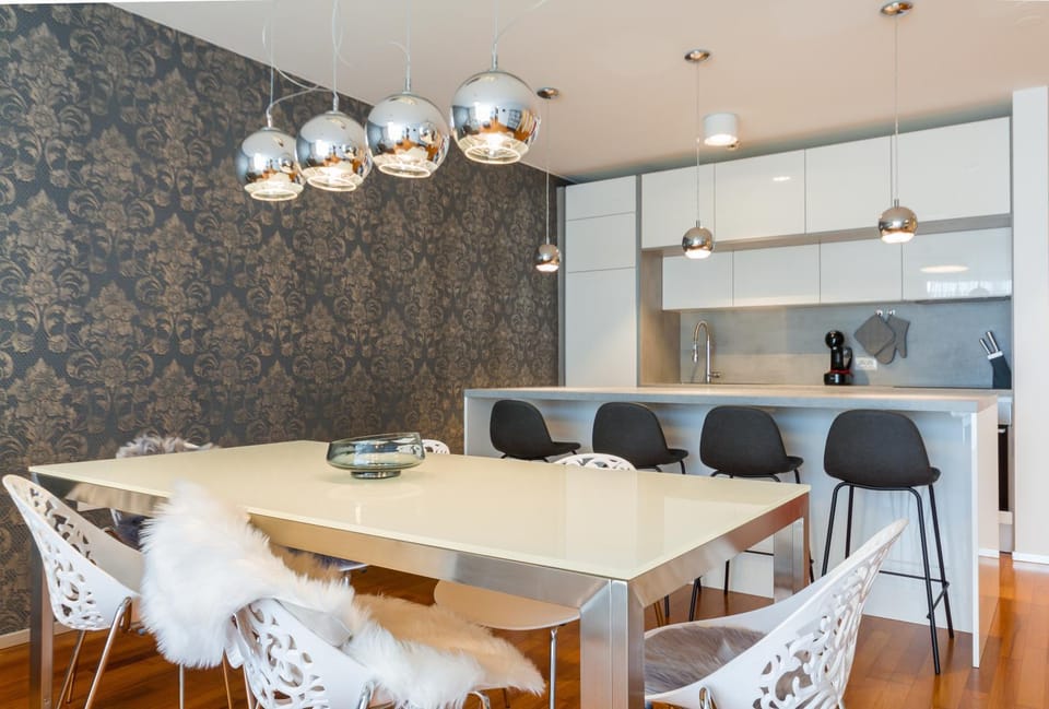 Kitchen or kitchenette, Dining area