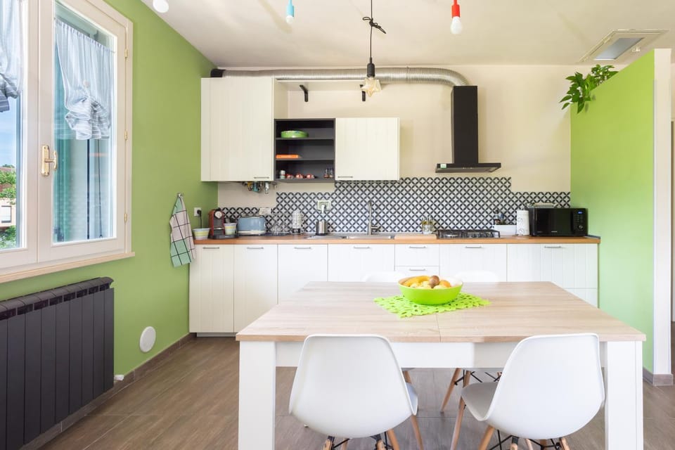 Coffee/tea facilities, dishwasher, minibar, kitchen