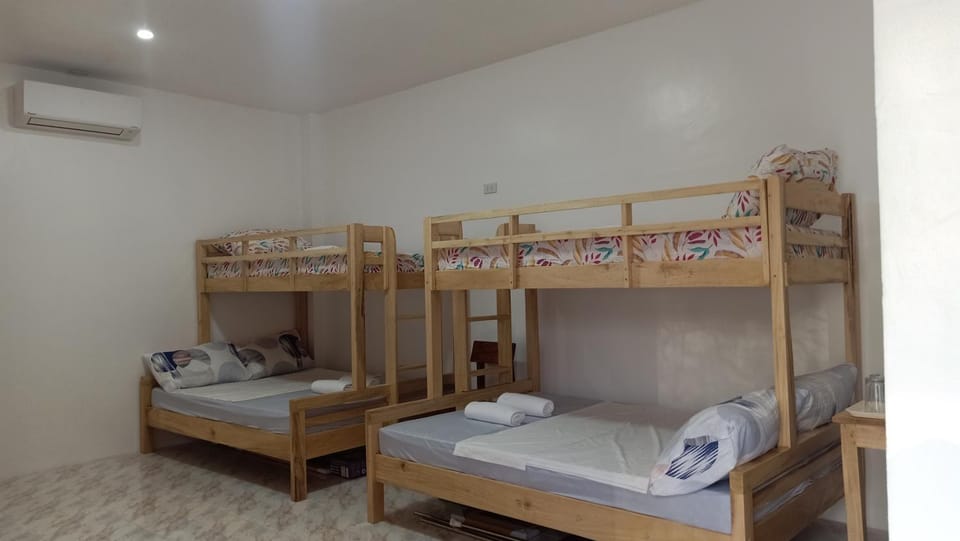 Bedroom, bunk bed