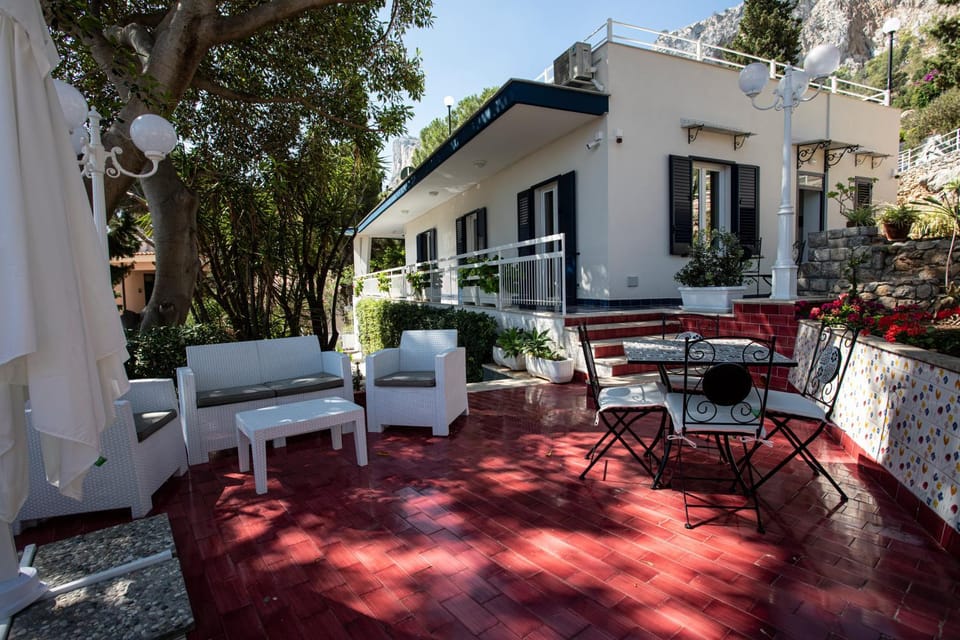 Property building, Patio, Garden, Balcony/Terrace