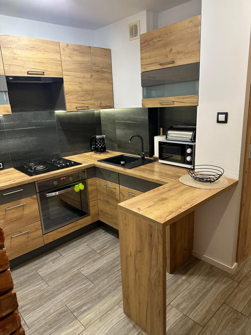 Kitchen or kitchenette, dishwasher, stove