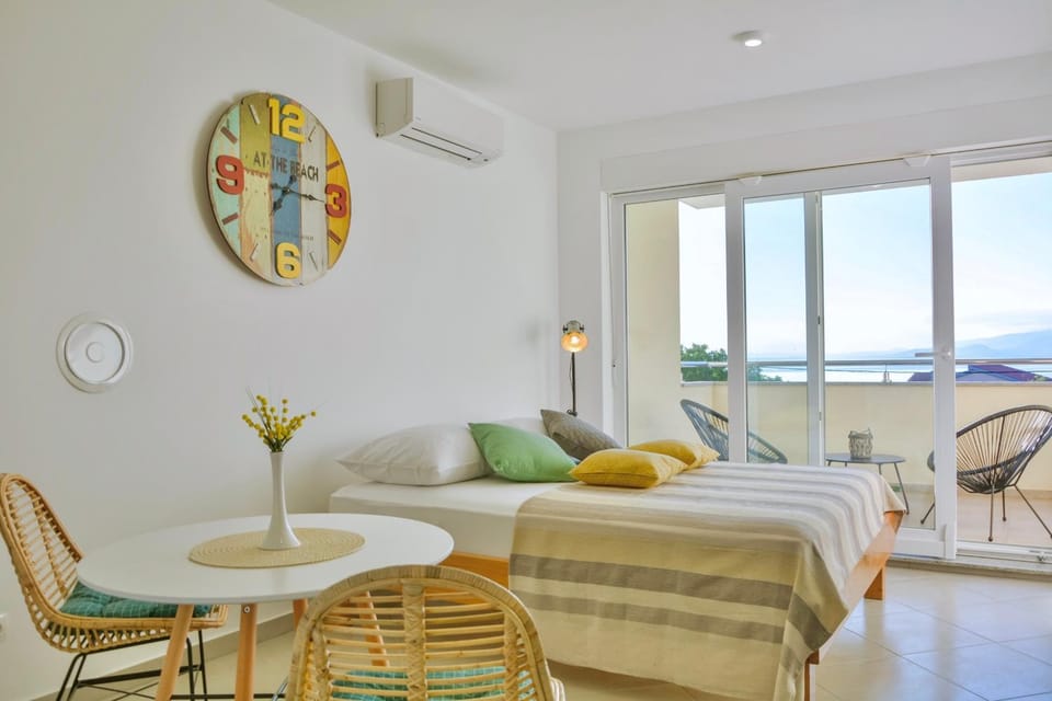 Bed, Living room, Seating area, Dining area, Bedroom, air conditioner