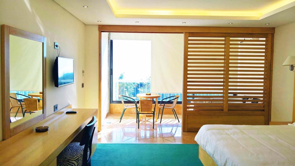 Bed, TV and multimedia, Photo of the whole room, Seating area, Bedroom