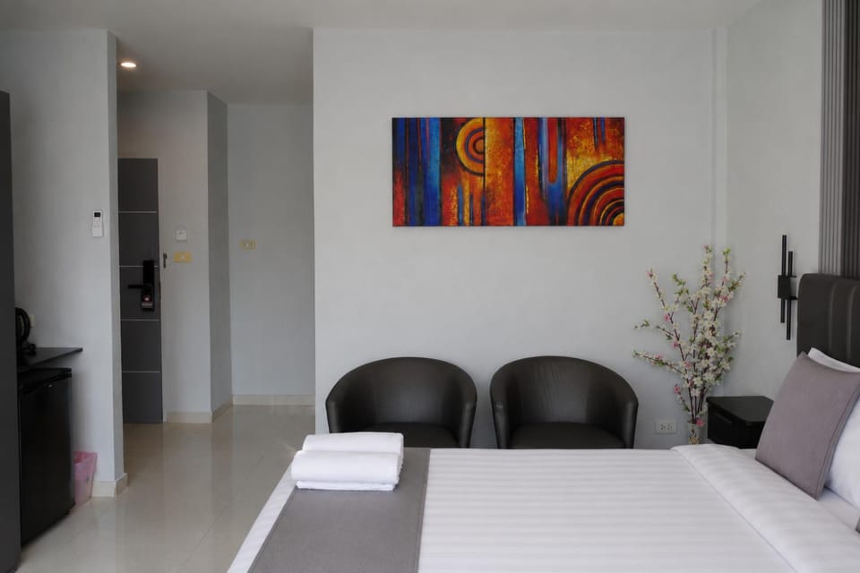 Bed, Living room, Photo of the whole room, Seating area, Bedroom