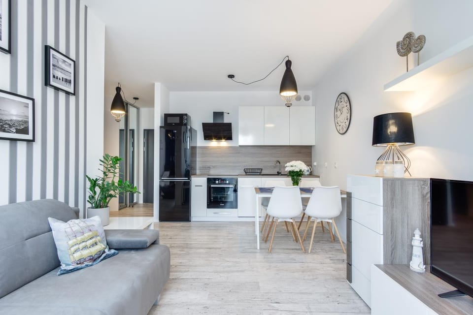 Kitchen or kitchenette, Living room, Seating area, Dining area