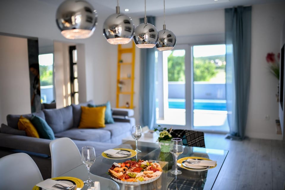 Living room, Dining area, Swimming pool