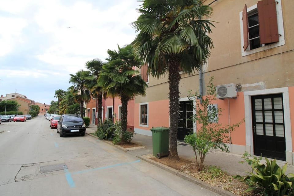 Facade/entrance, Neighbourhood, City view, Street view