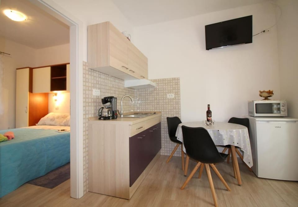 Kitchen or kitchenette, Dining area, Communal kitchen