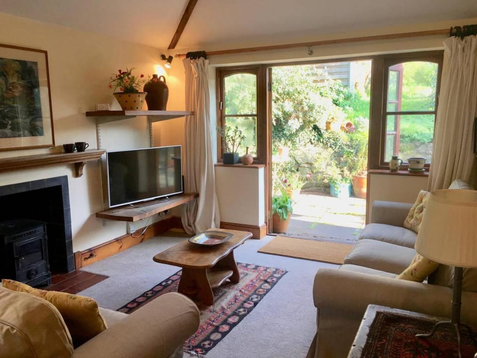 TV and multimedia, Living room, Decorative detail, Seating area, Garden view, Garden view