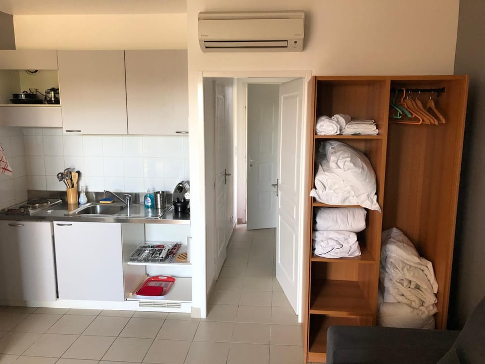 Porticcio centre plage à pieds, studio-cabine 4 Pers max Cabin in Ajaccio