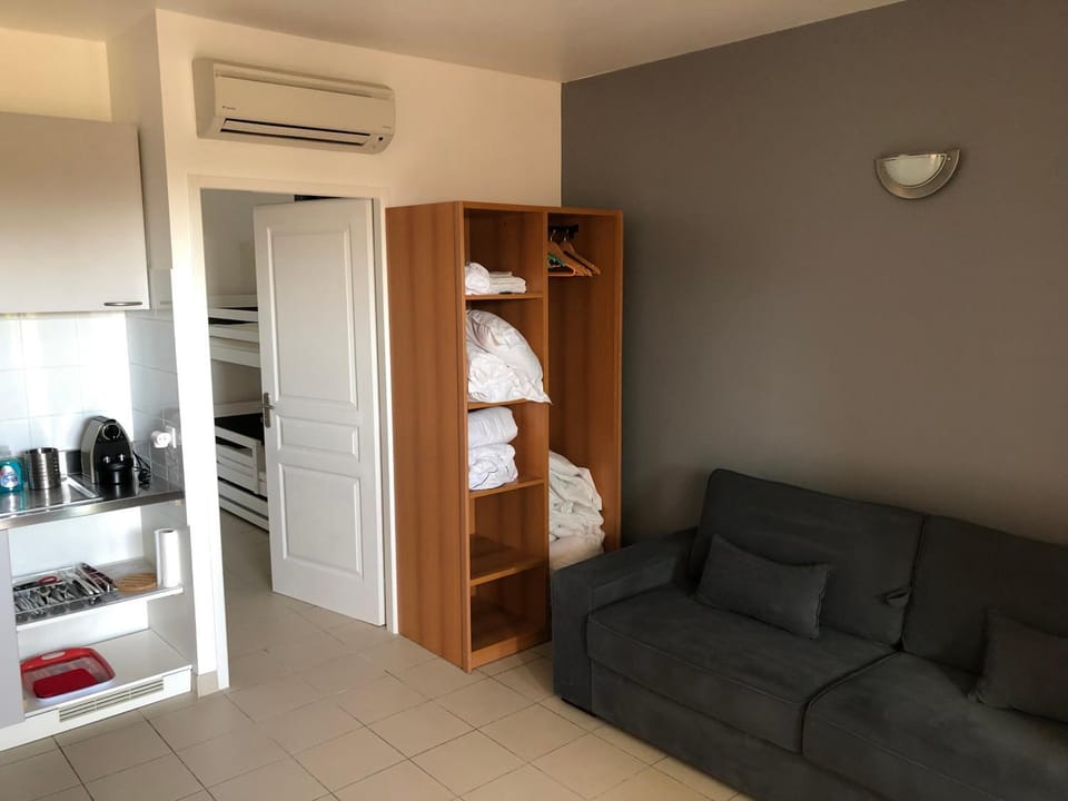 Porticcio centre plage à pieds, studio-cabine 4 Pers max Cabin in Ajaccio