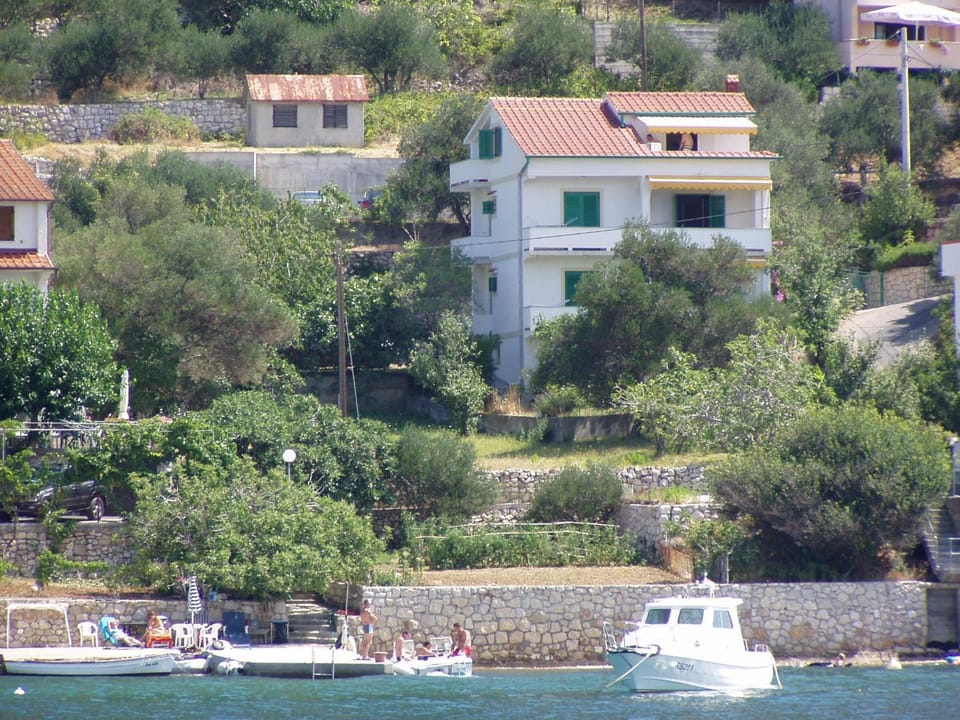 Property building, Neighbourhood