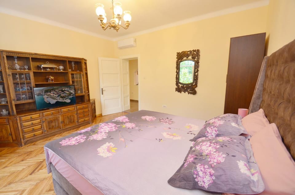 Bed, TV and multimedia, Bedroom