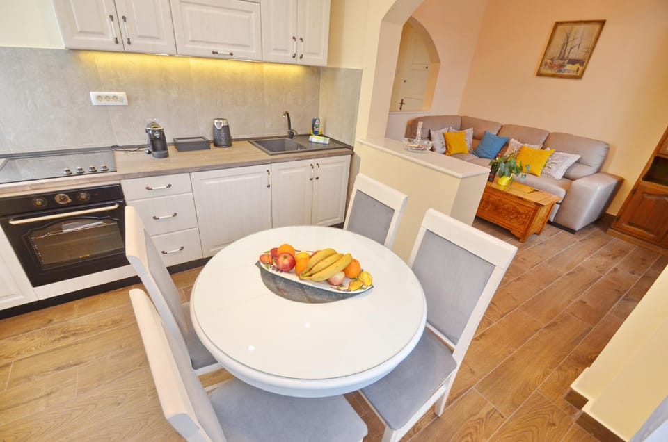 Kitchen or kitchenette, Dining area, pet friendly