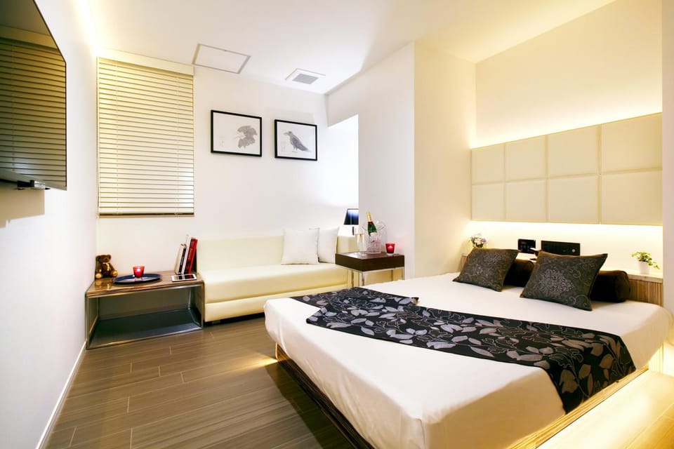 Bed, Living room, Bedroom