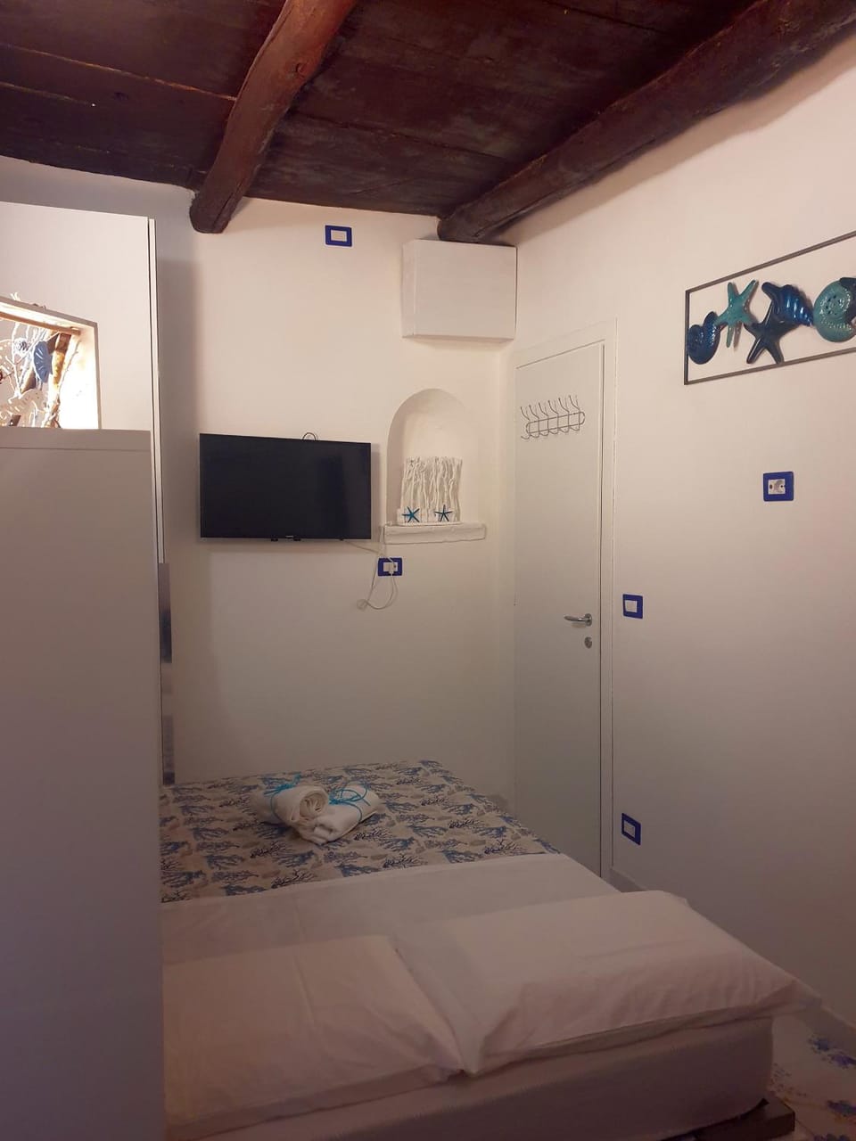 Bed, TV and multimedia, Bedroom