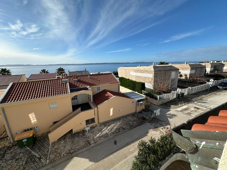 Sea view, Street view