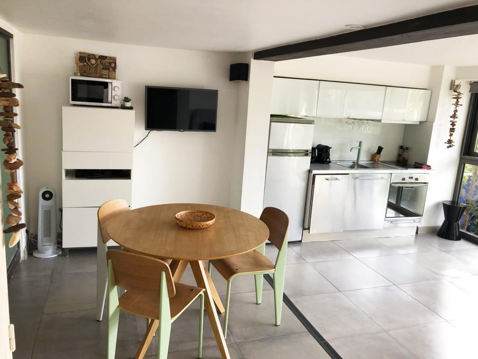 TV and multimedia, Coffee/tea facilities, View (from property/room), Kitchen or kitchenette, Dining area, dishwasher, pet friendly