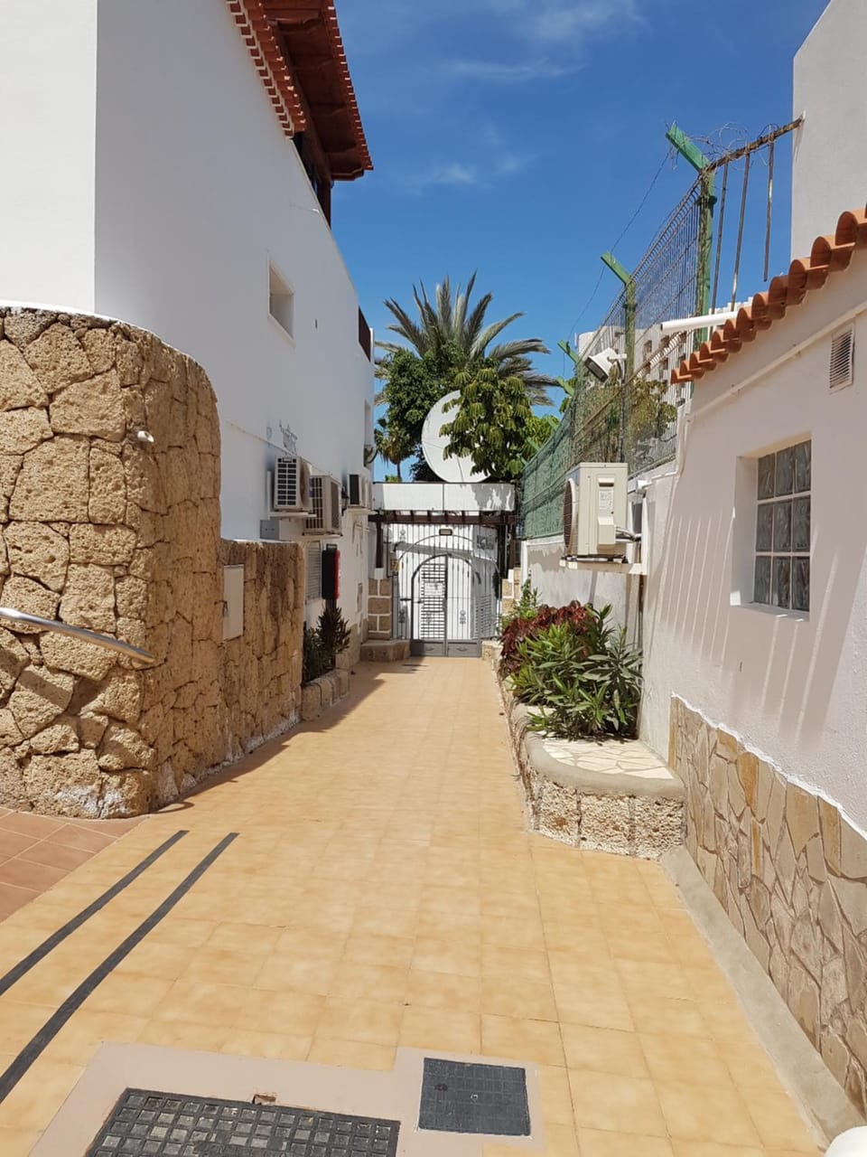 Restaurant/places to eat, Neighbourhood, Activities, Beach, Area and facilities, Supermarket/grocery shop, Shopping Area