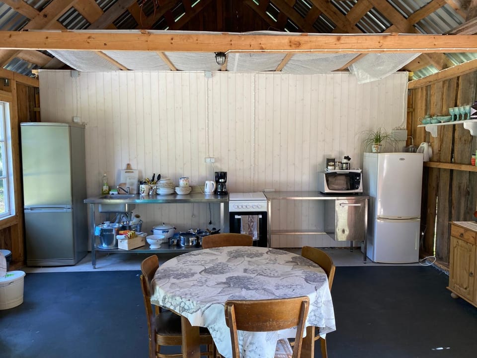 Coffee/tea facilities, Kitchen or kitchenette, Kitchen or kitchenette, Communal kitchen, minibar, pet friendly, kitchen, Internal: Not applicable to any particular room
