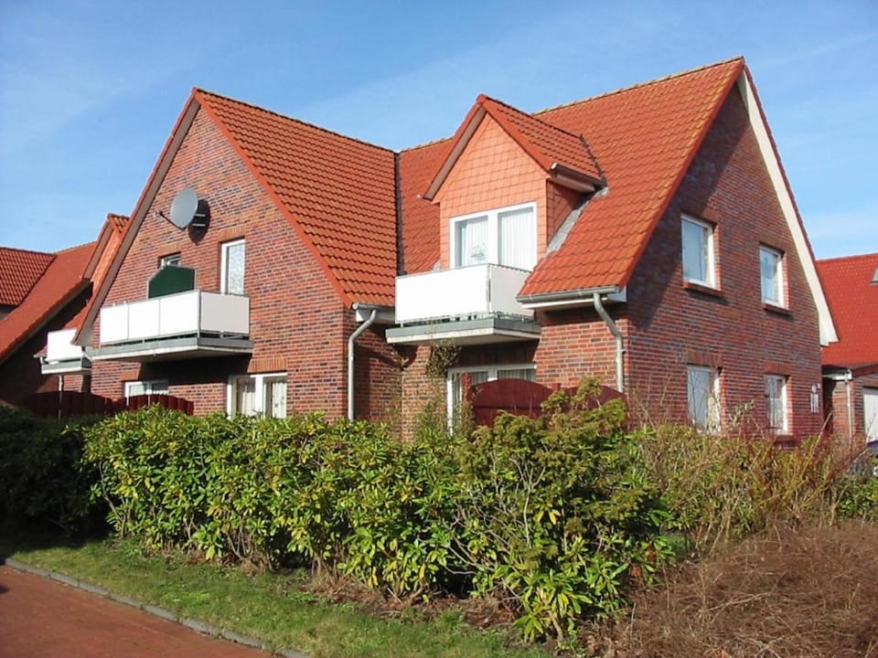 Property building, Facade/entrance, Garden