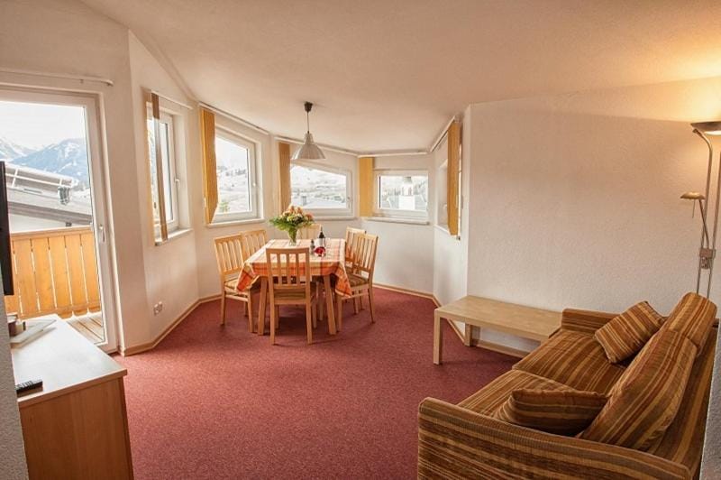 Day, Living room, Dining area, Mountain view