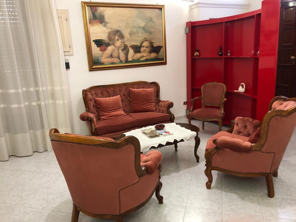 Day, Living room, Seating area