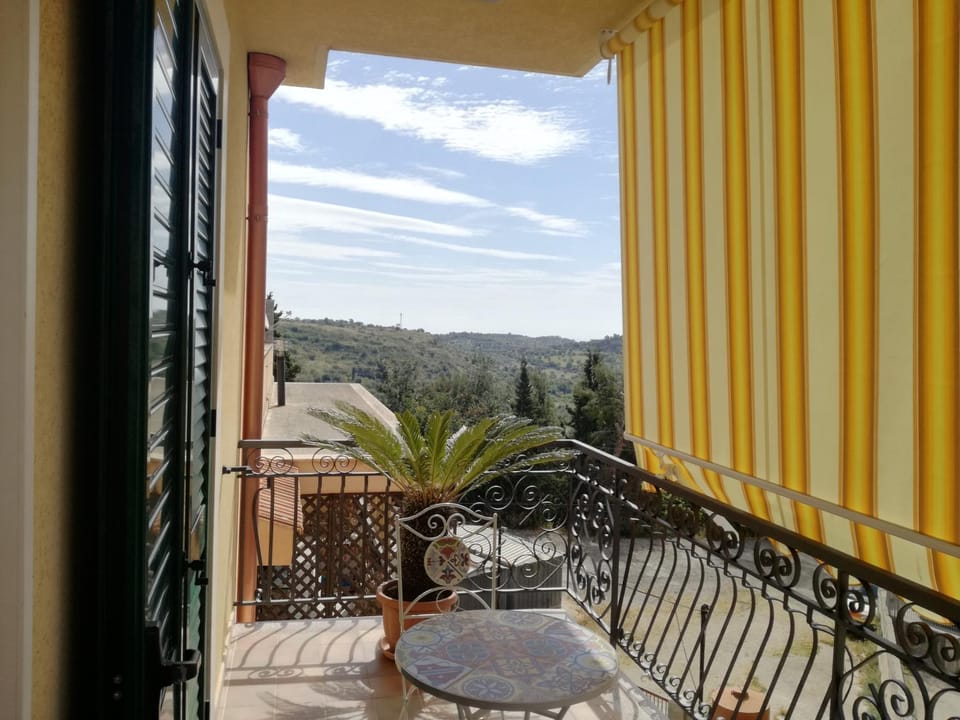 Balcony/Terrace, Mountain view
