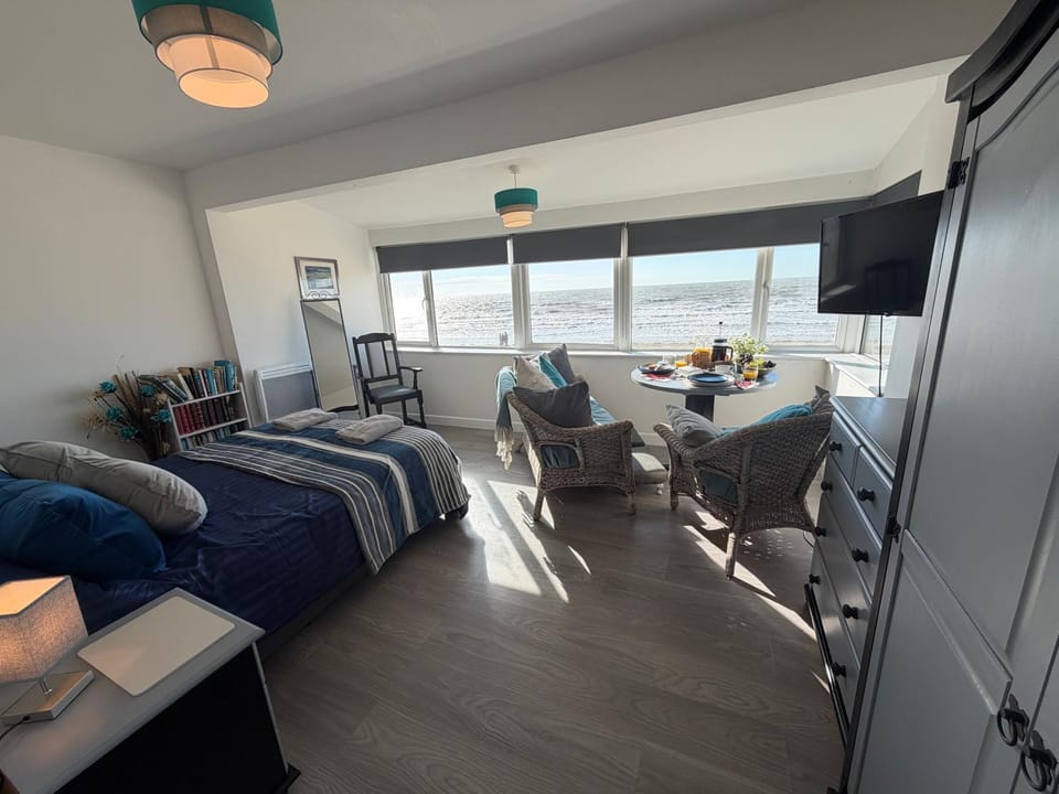 Bed, Natural landscape, TV and multimedia, View (from property/room), Seating area, Evening entertainment, Bedroom, Sea view