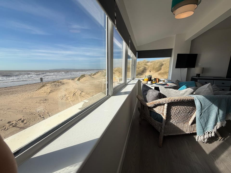 Communal lounge/ TV room, Natural landscape, TV and multimedia, Seating area, Beach, Evening entertainment, Bedroom, Sea view