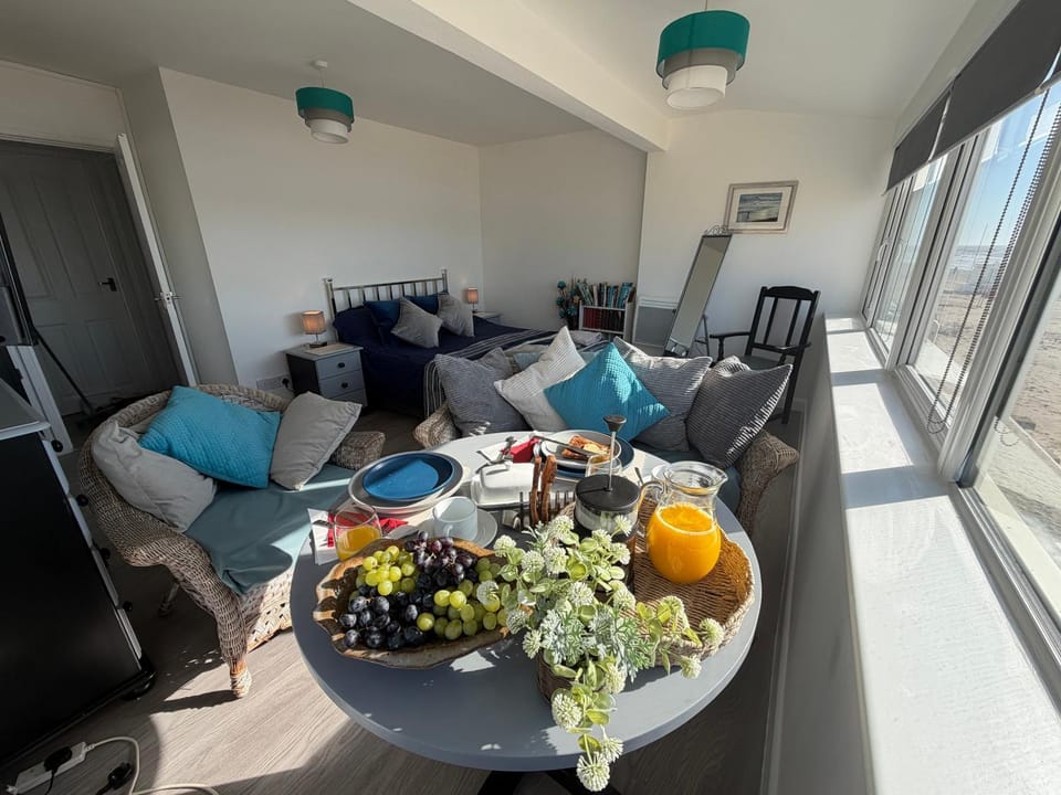 Seating area, Dining area