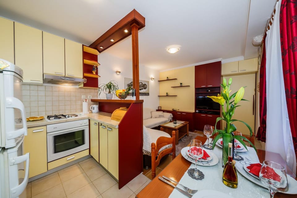 Kitchen or kitchenette, Dining area, oven