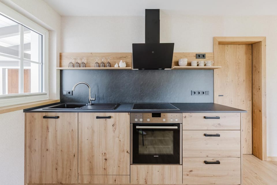 Kitchen or kitchenette, dishwasher, stove