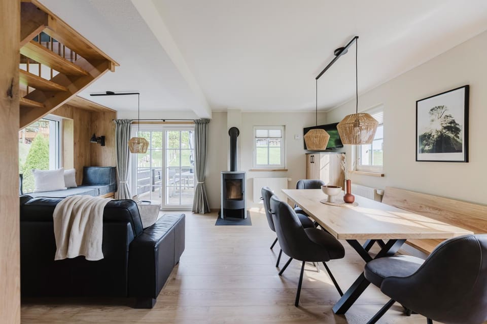 TV and multimedia, Living room, Seating area, Dining area