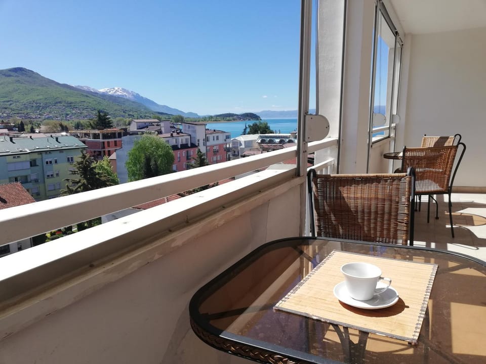Balcony/Terrace, Balcony/Terrace, Seating area, City view, Lake view, Mountain view