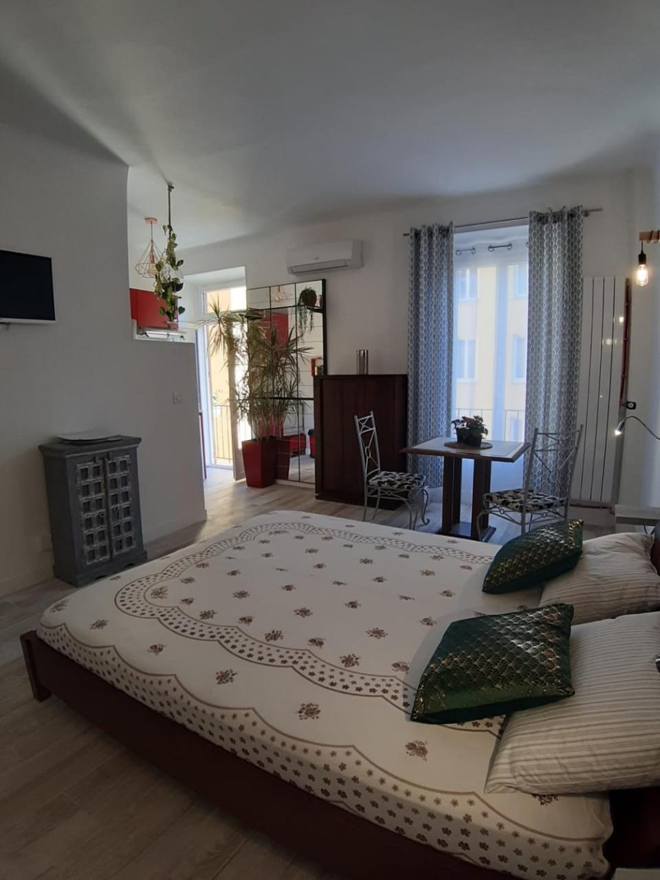 Photo of the whole room, Bedroom