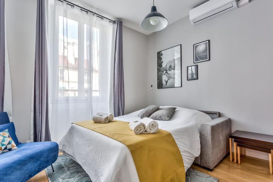 Bed, Living room