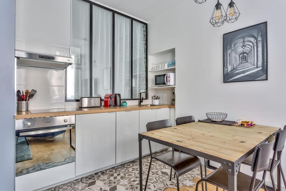 Kitchen or kitchenette, Dining area