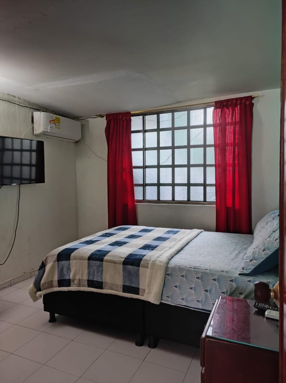 Photo of the whole room, air conditioner