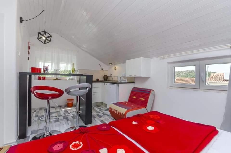 Kitchen or kitchenette, Dining area