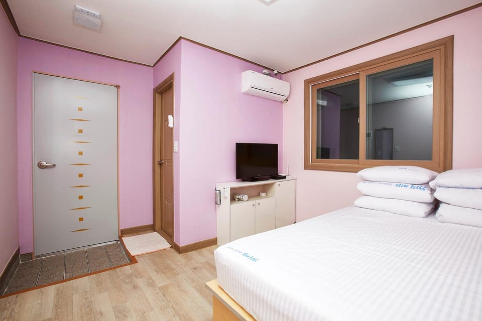 Bed, TV and multimedia, Bedroom