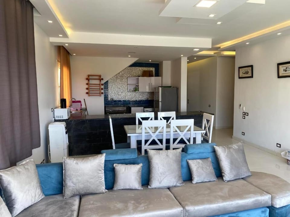 TV and multimedia, Kitchen or kitchenette, Living room, Seating area, Dining area