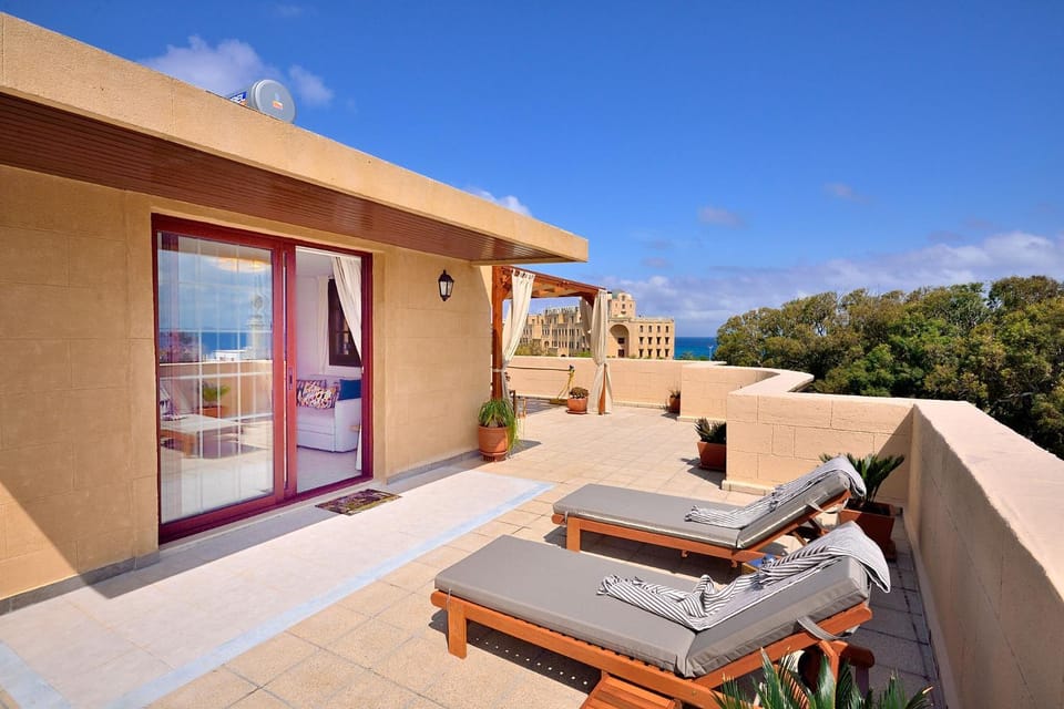 Property building, Nearby landmark, Balcony/Terrace