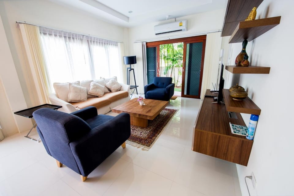 Communal lounge/ TV room, TV and multimedia, Living room, Lounge or bar, Seating area