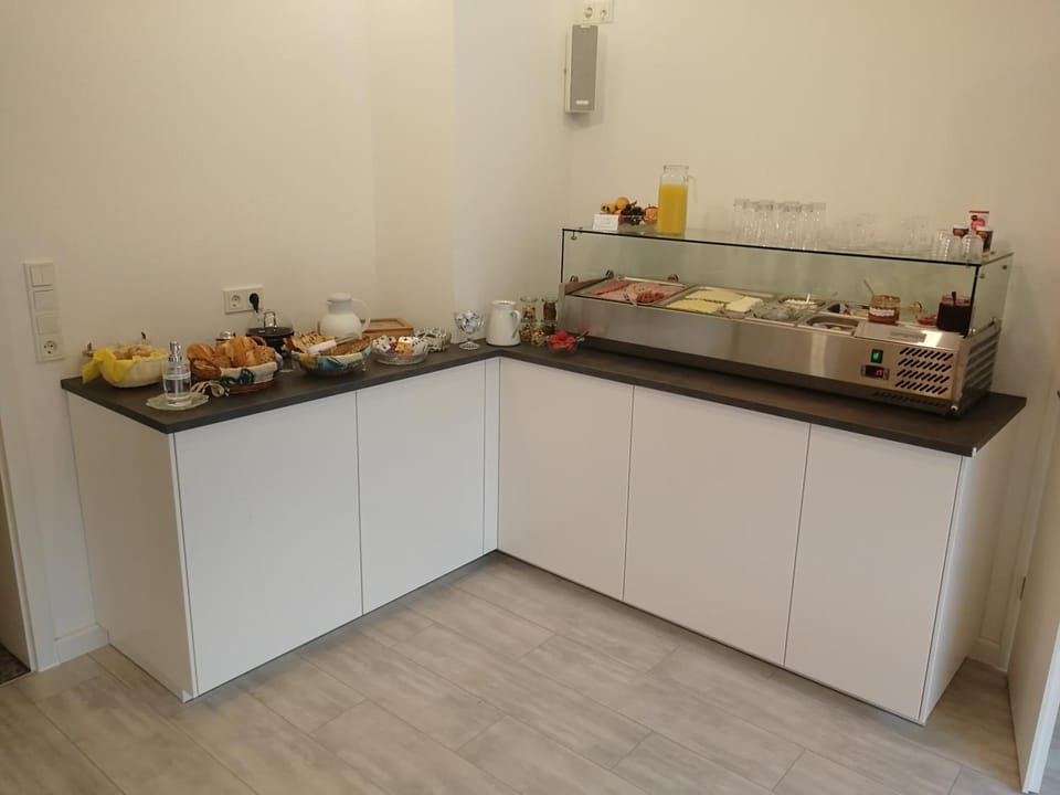 Food, Continental breakfast, Buffet breakfast, Internal: Not applicable to any particular room