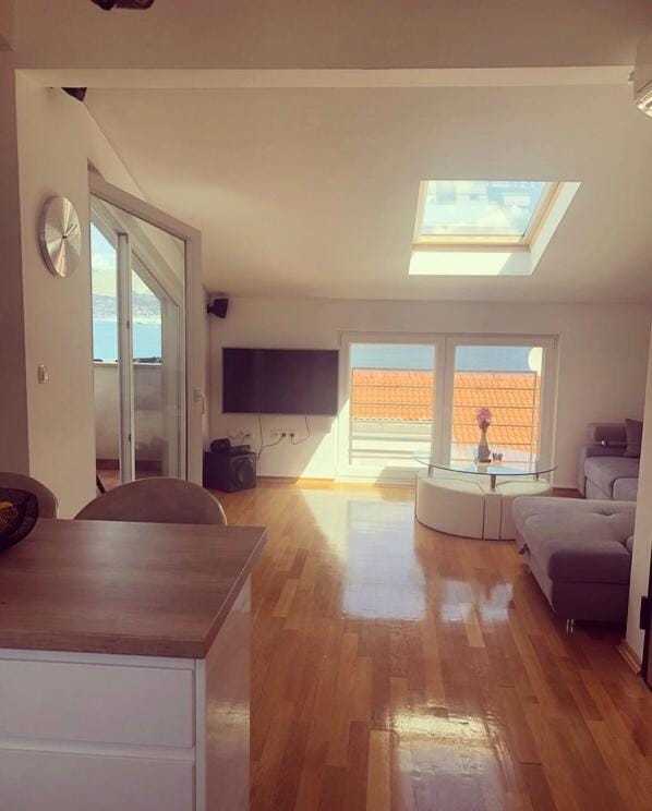 Bona Dea Seaside Apartment in Okrug Gornji