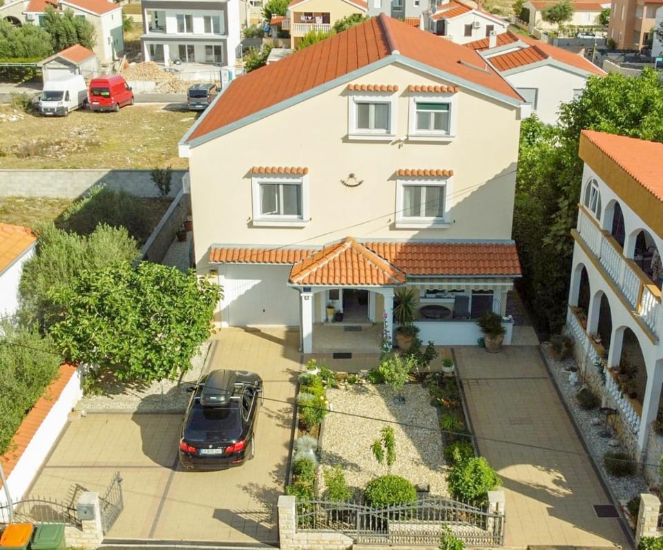 Property building, Neighbourhood, Bird's eye view, Garden, Parking