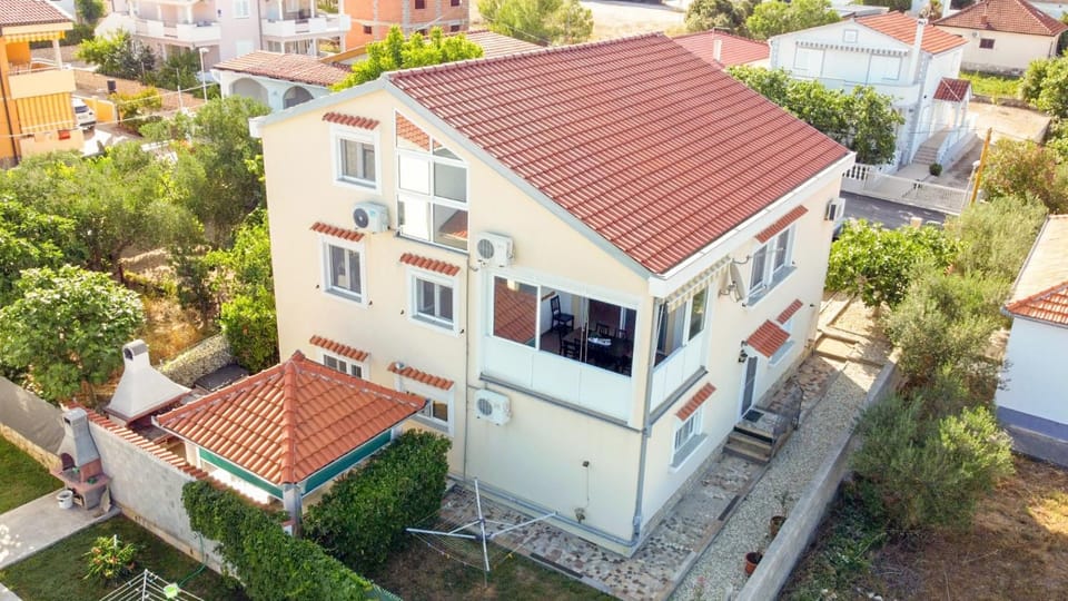 Property building, Neighbourhood, Bird's eye view, Garden
