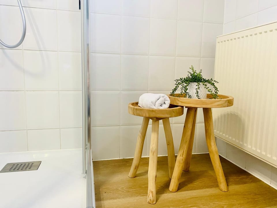 Bathroom, towels